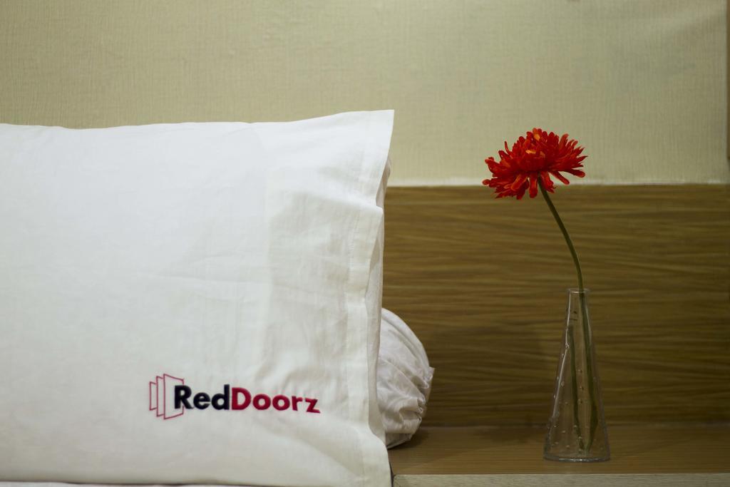 Hotel Reddoorz Premium @ Thamrin Kebon Sirih Jakarta Exterior foto