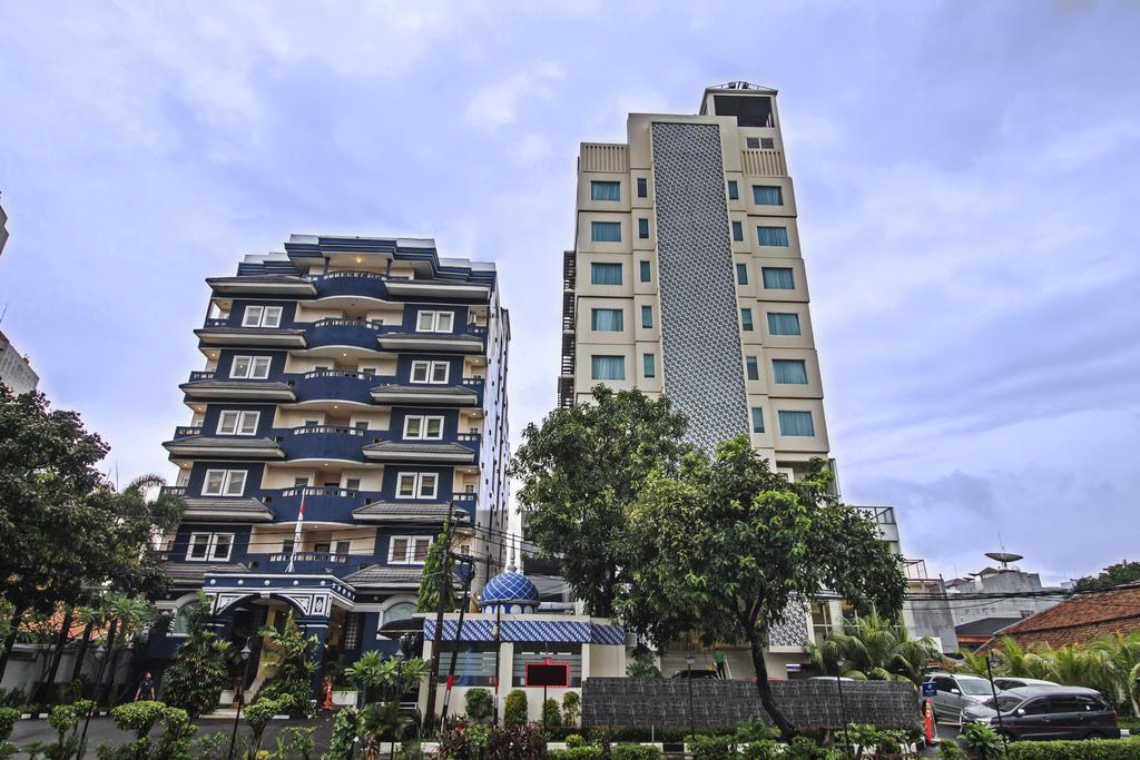 Hotel Reddoorz Premium @ Thamrin Kebon Sirih Jakarta Exterior foto