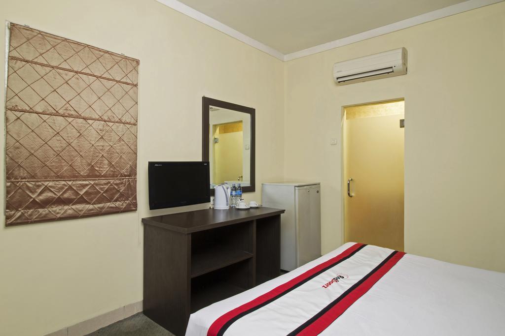Hotel Reddoorz Premium @ Thamrin Kebon Sirih Jakarta Exterior foto