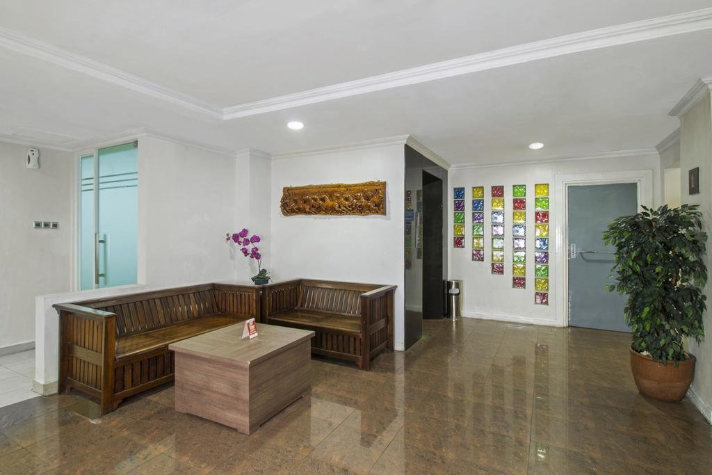 Hotel Reddoorz Premium @ Thamrin Kebon Sirih Jakarta Exterior foto