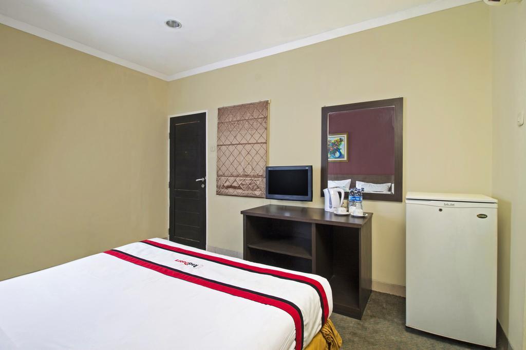 Hotel Reddoorz Premium @ Thamrin Kebon Sirih Jakarta Exterior foto