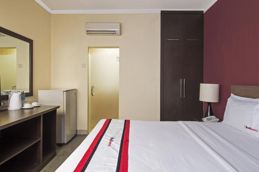 Hotel Reddoorz Premium @ Thamrin Kebon Sirih Jakarta Exterior foto