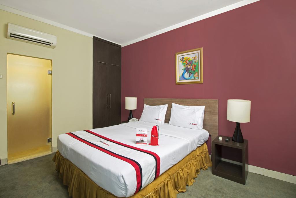 Hotel Reddoorz Premium @ Thamrin Kebon Sirih Jakarta Exterior foto