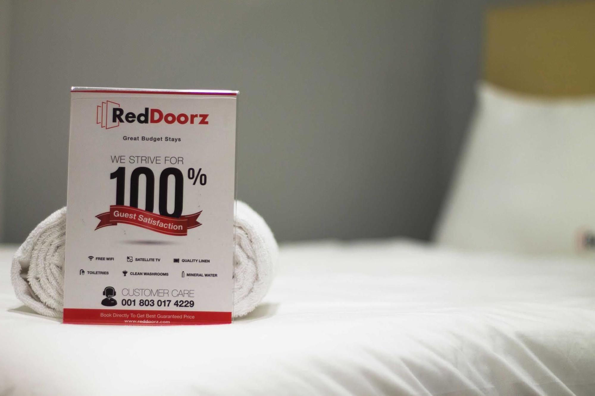 Hotel Reddoorz Premium @ Thamrin Kebon Sirih Jakarta Exterior foto
