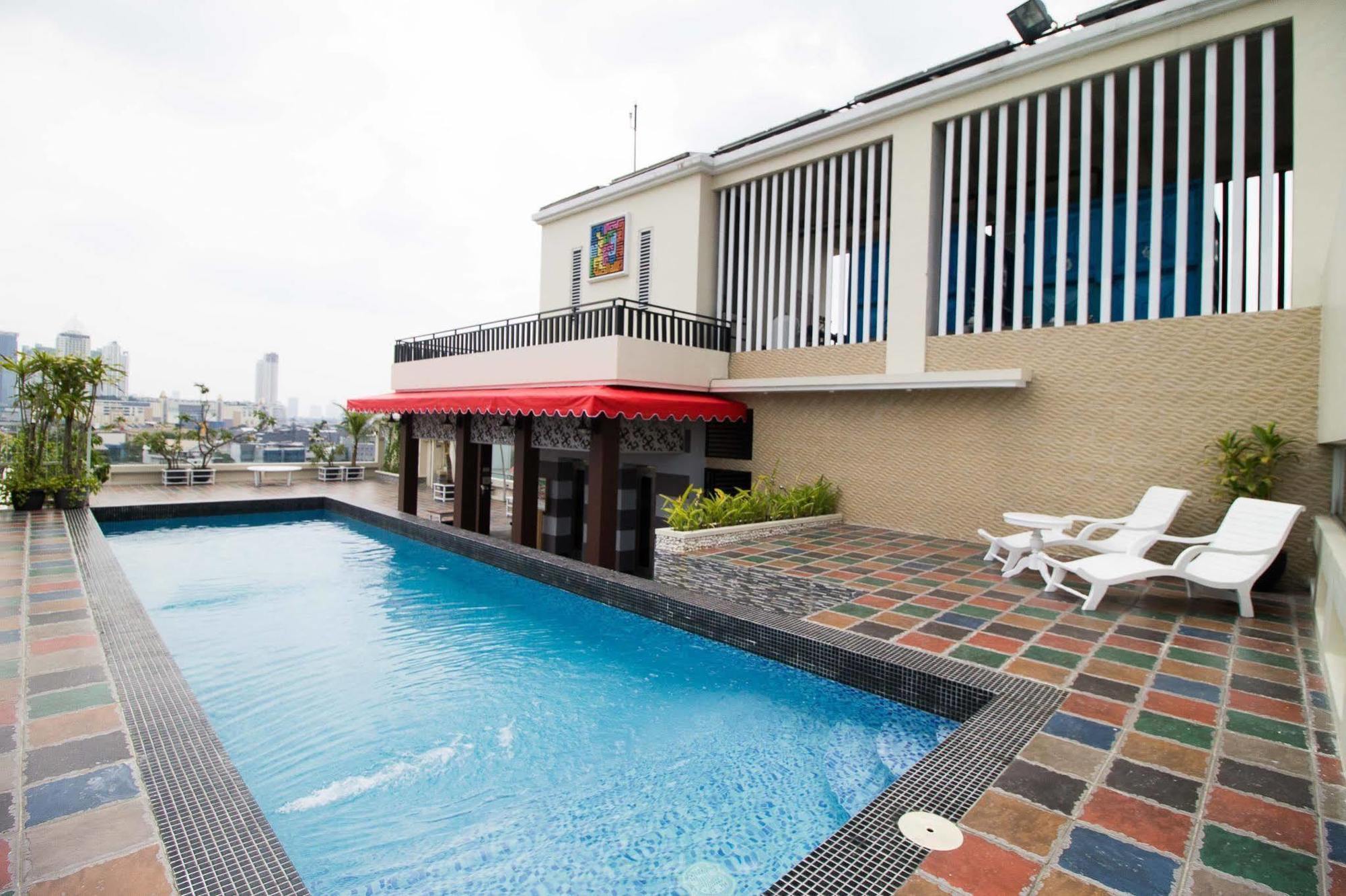 Hotel Reddoorz Premium @ Thamrin Kebon Sirih Jakarta Exterior foto