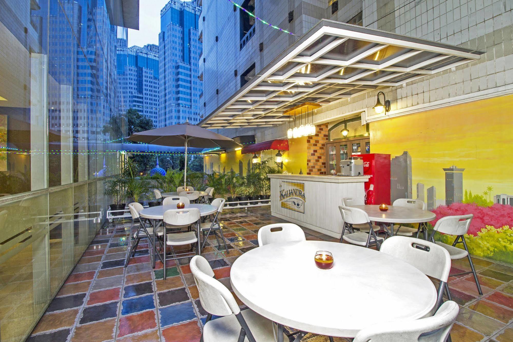 Hotel Reddoorz Premium @ Thamrin Kebon Sirih Jakarta Exterior foto