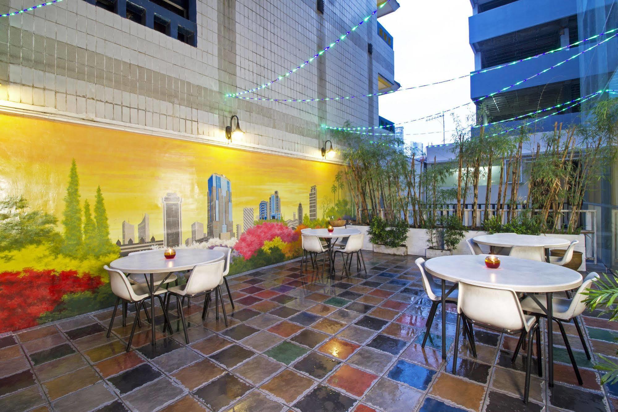 Hotel Reddoorz Premium @ Thamrin Kebon Sirih Jakarta Exterior foto