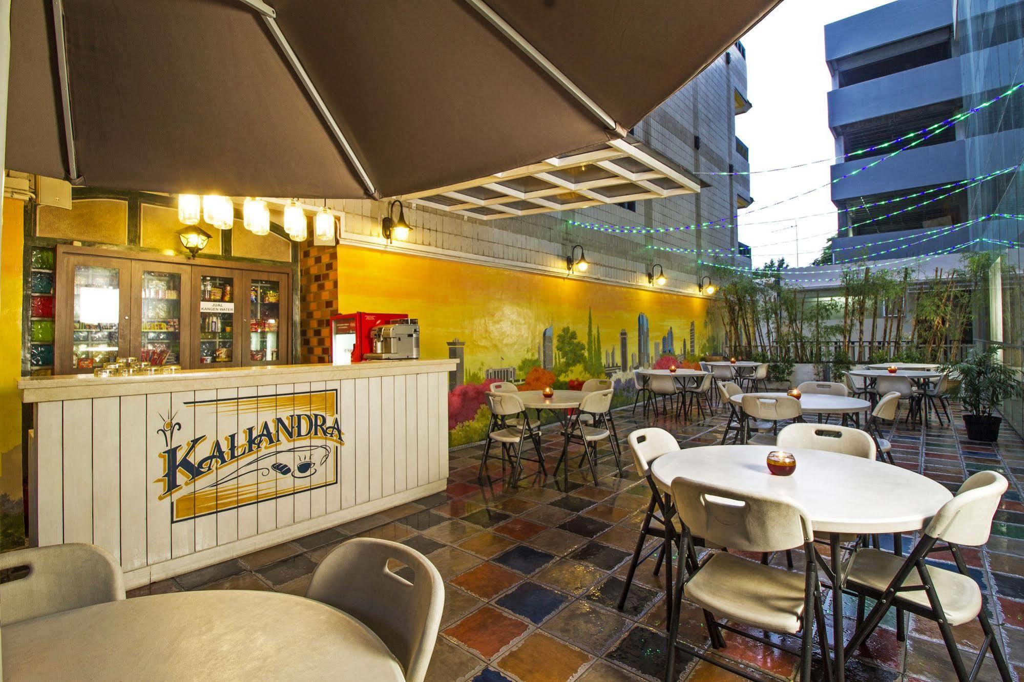Hotel Reddoorz Premium @ Thamrin Kebon Sirih Jakarta Exterior foto