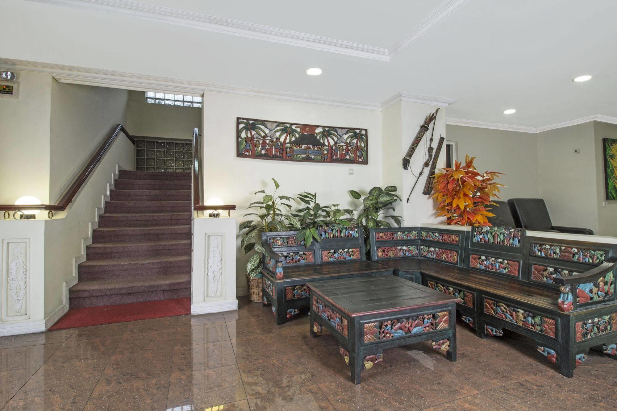 Hotel Reddoorz Premium @ Thamrin Kebon Sirih Jakarta Exterior foto