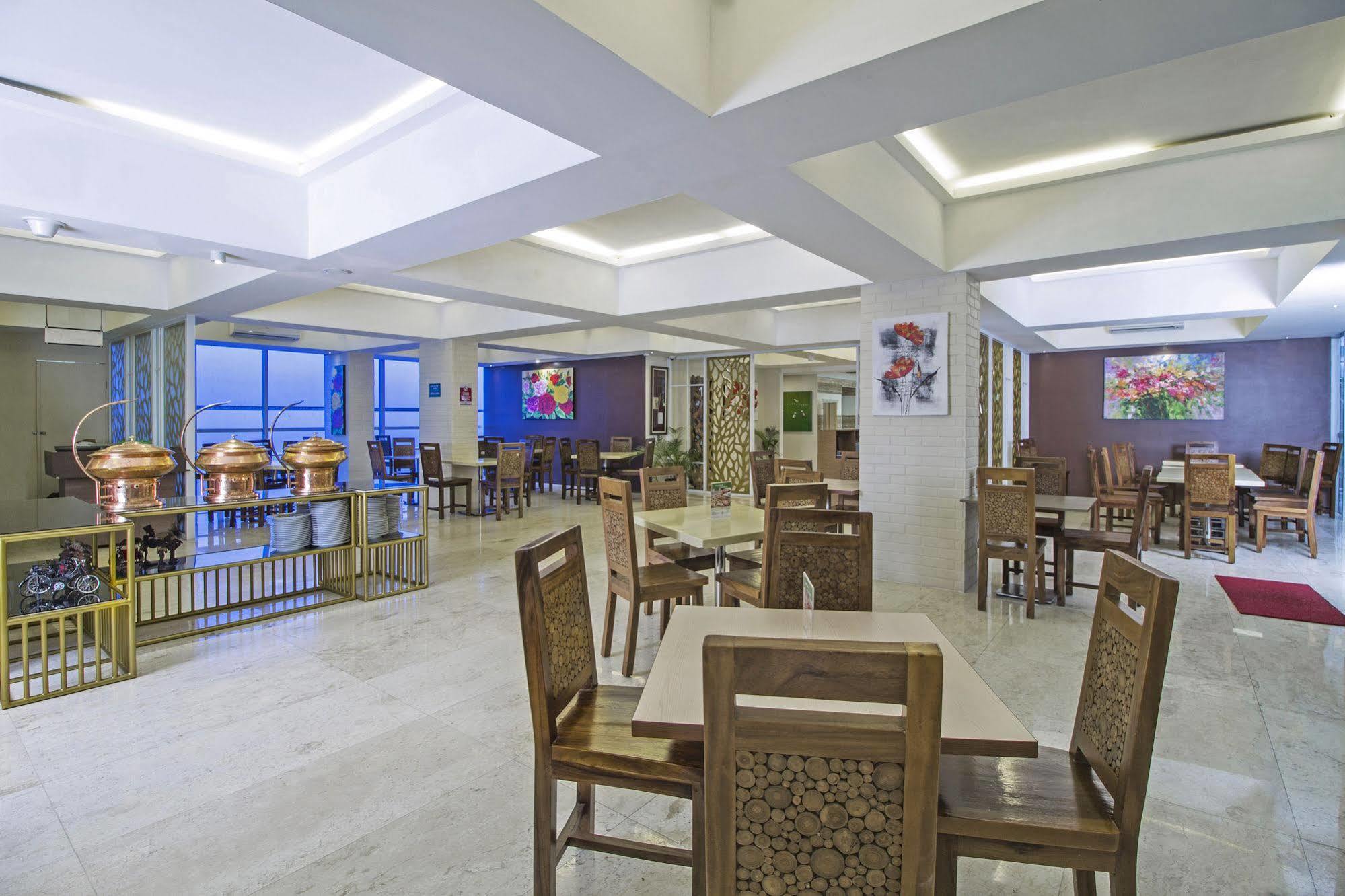 Hotel Reddoorz Premium @ Thamrin Kebon Sirih Jakarta Exterior foto