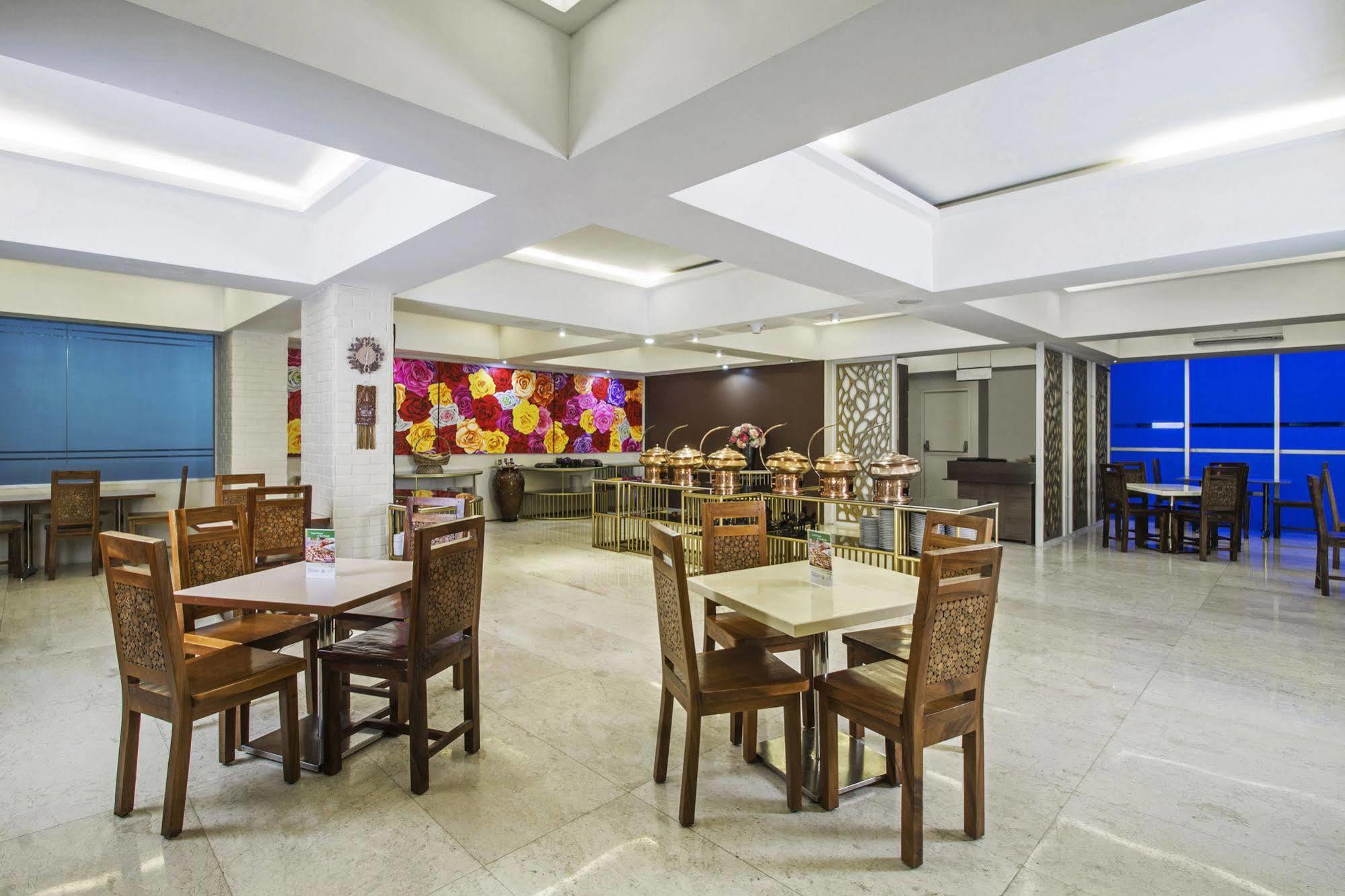 Hotel Reddoorz Premium @ Thamrin Kebon Sirih Jakarta Exterior foto