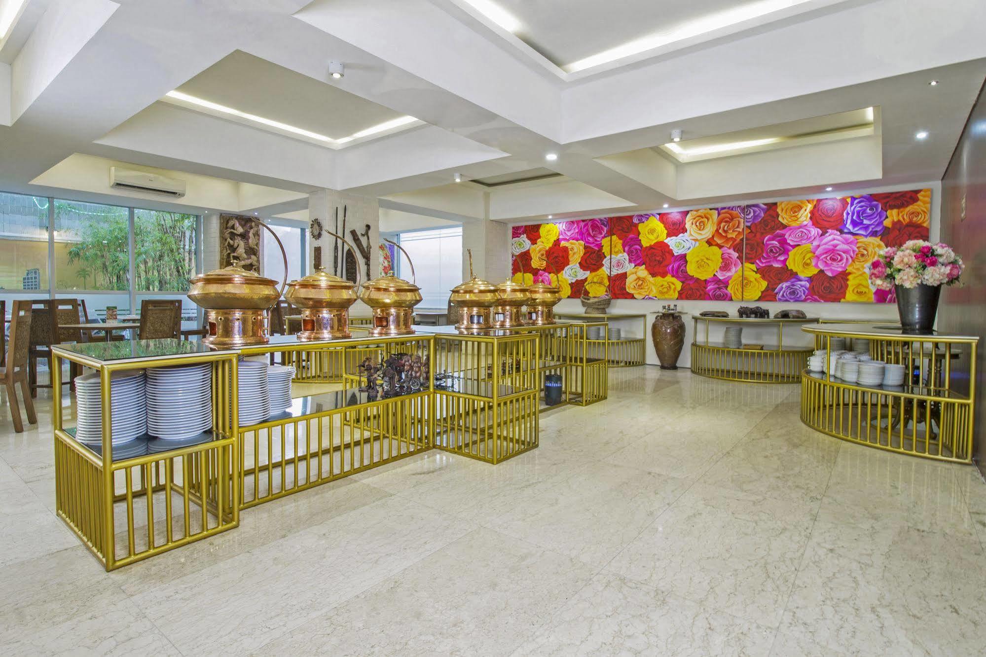 Hotel Reddoorz Premium @ Thamrin Kebon Sirih Jakarta Exterior foto