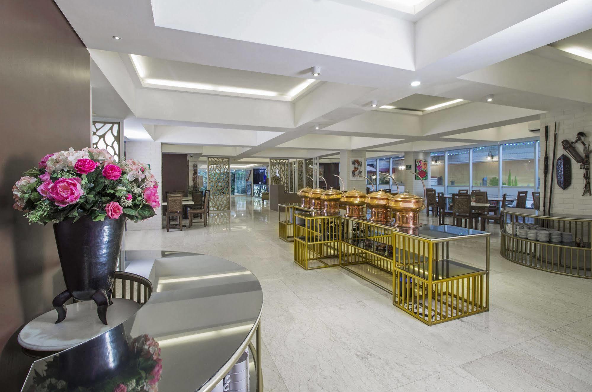 Hotel Reddoorz Premium @ Thamrin Kebon Sirih Jakarta Exterior foto