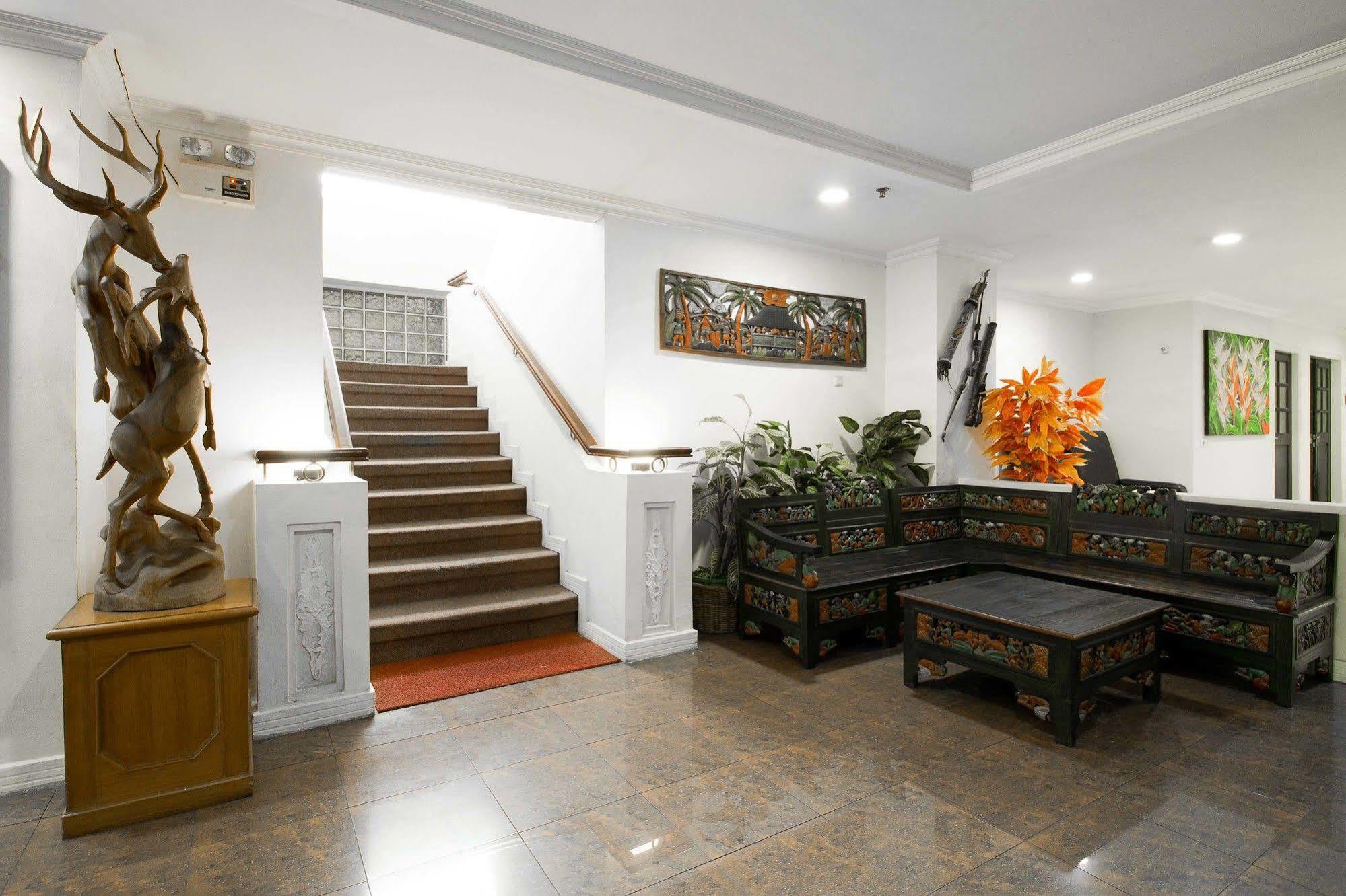 Hotel Reddoorz Premium @ Thamrin Kebon Sirih Jakarta Exterior foto