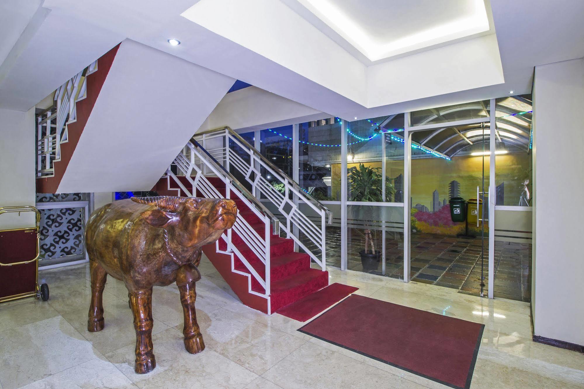 Hotel Reddoorz Premium @ Thamrin Kebon Sirih Jakarta Exterior foto