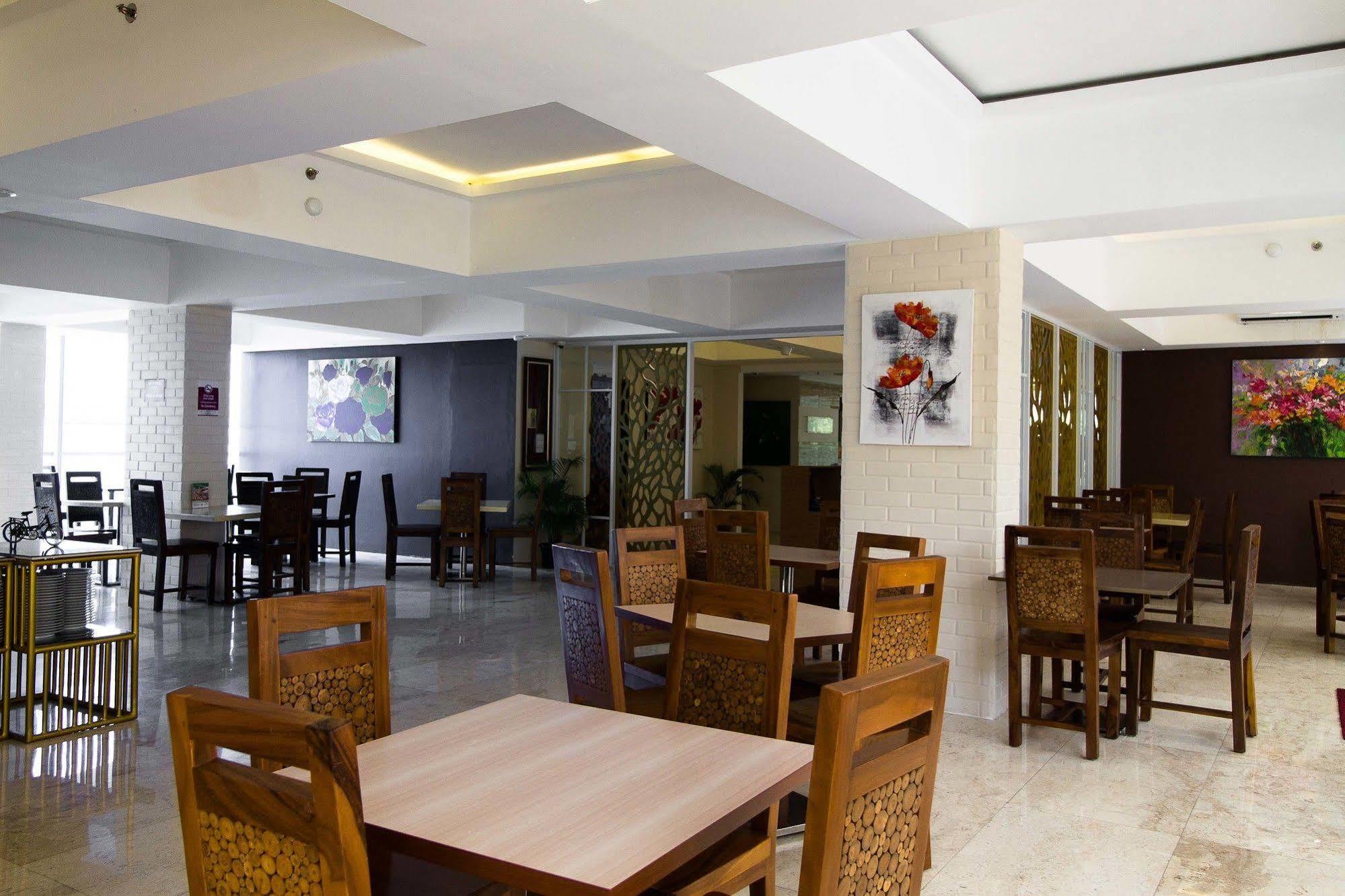 Hotel Reddoorz Premium @ Thamrin Kebon Sirih Jakarta Exterior foto