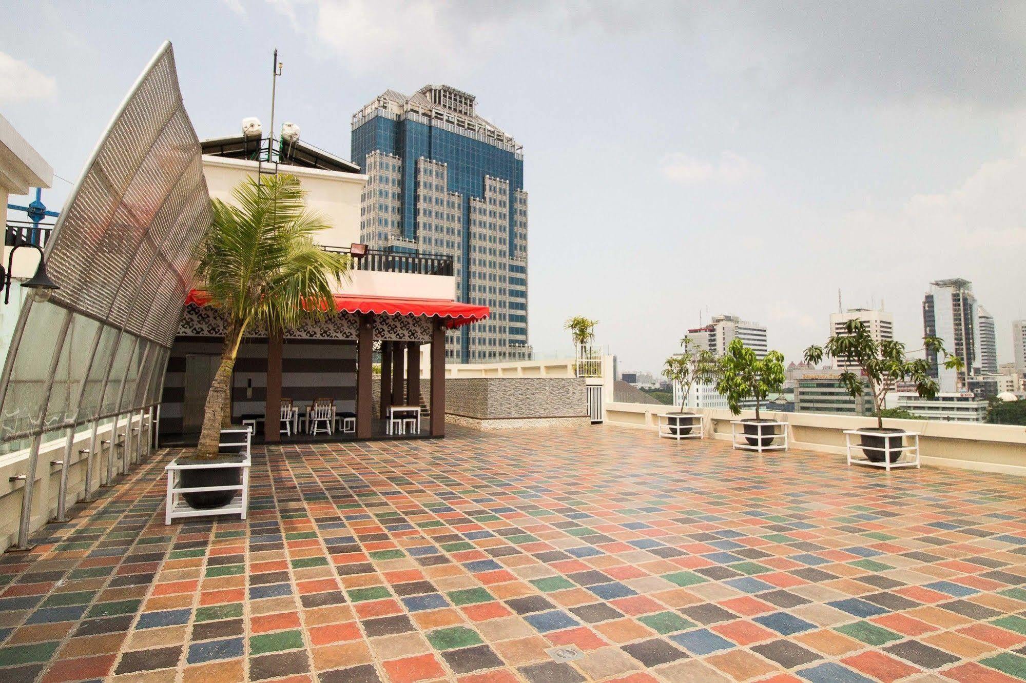 Hotel Reddoorz Premium @ Thamrin Kebon Sirih Jakarta Exterior foto