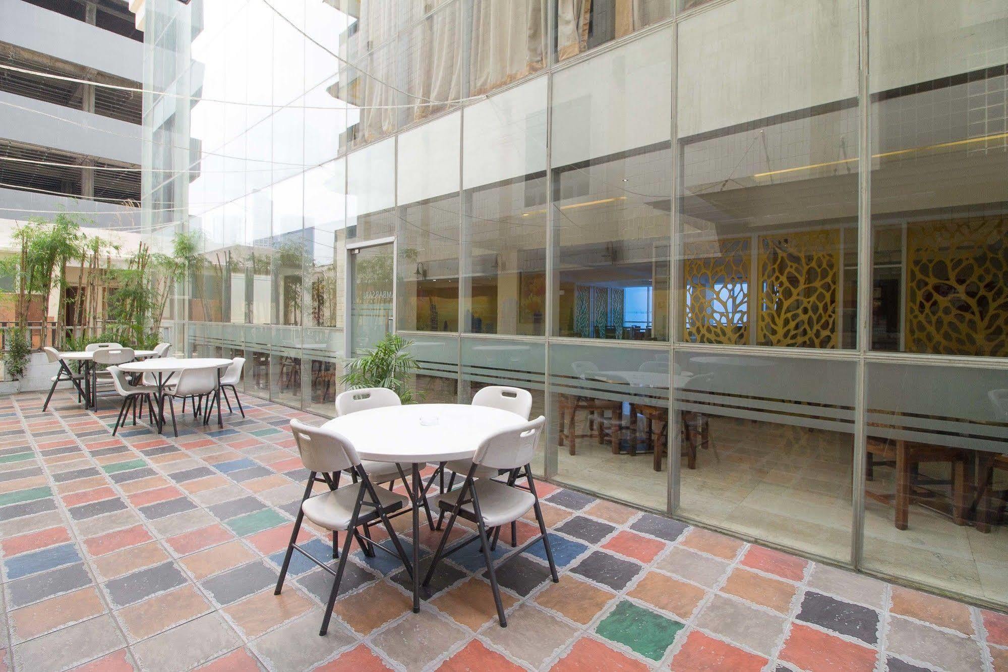 Hotel Reddoorz Premium @ Thamrin Kebon Sirih Jakarta Exterior foto