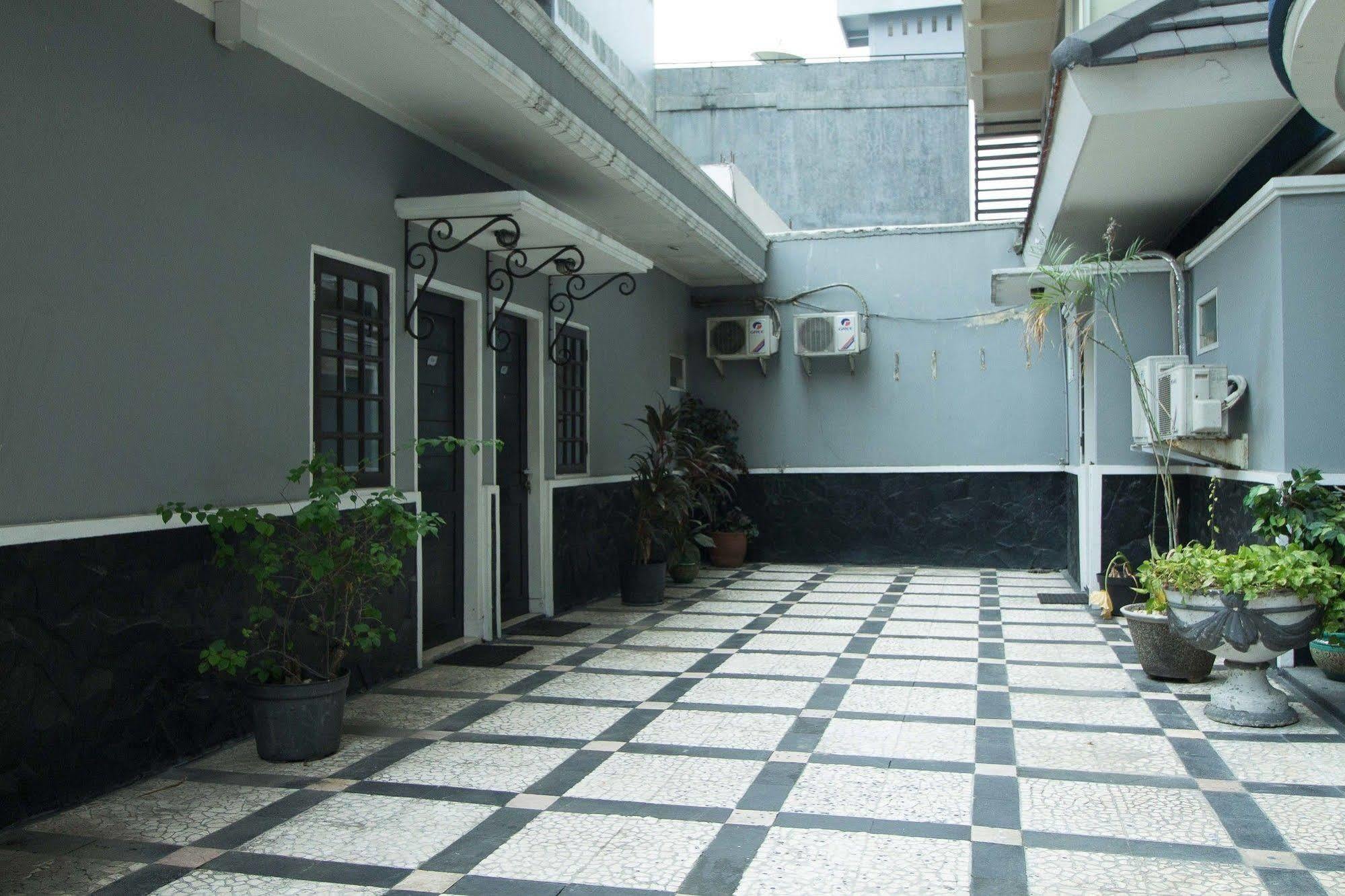 Hotel Reddoorz Premium @ Thamrin Kebon Sirih Jakarta Exterior foto