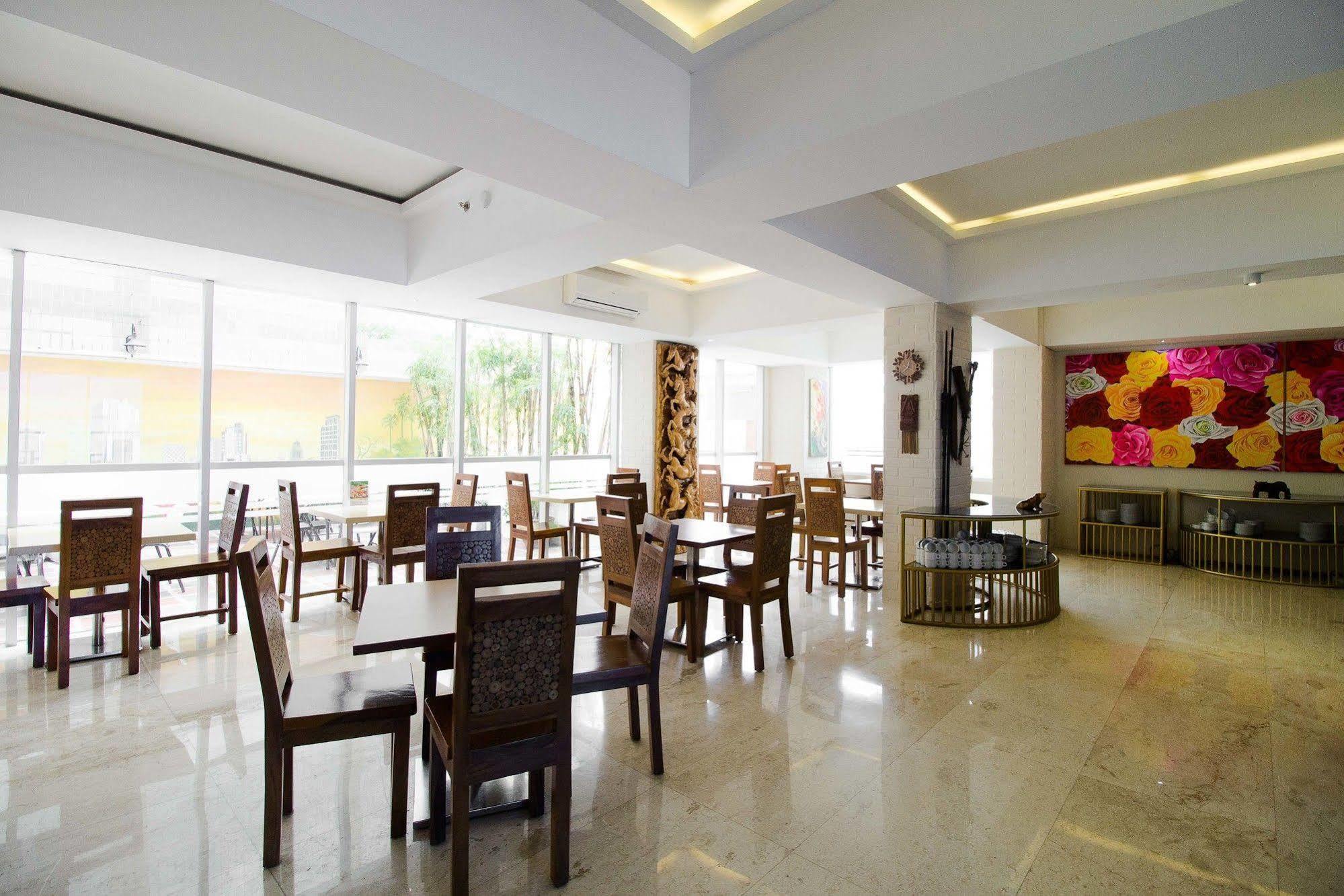 Hotel Reddoorz Premium @ Thamrin Kebon Sirih Jakarta Exterior foto