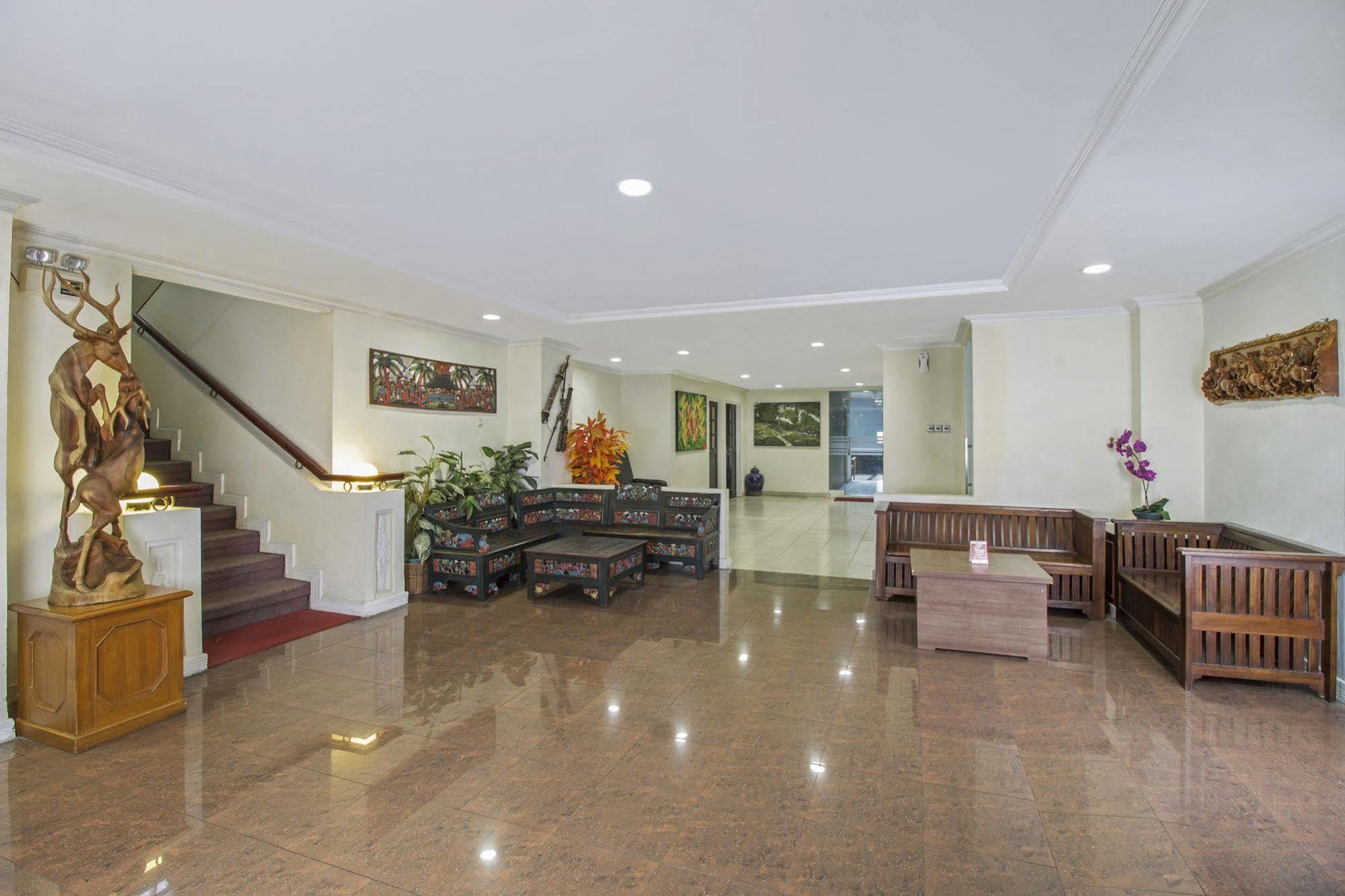 Hotel Reddoorz Premium @ Thamrin Kebon Sirih Jakarta Exterior foto
