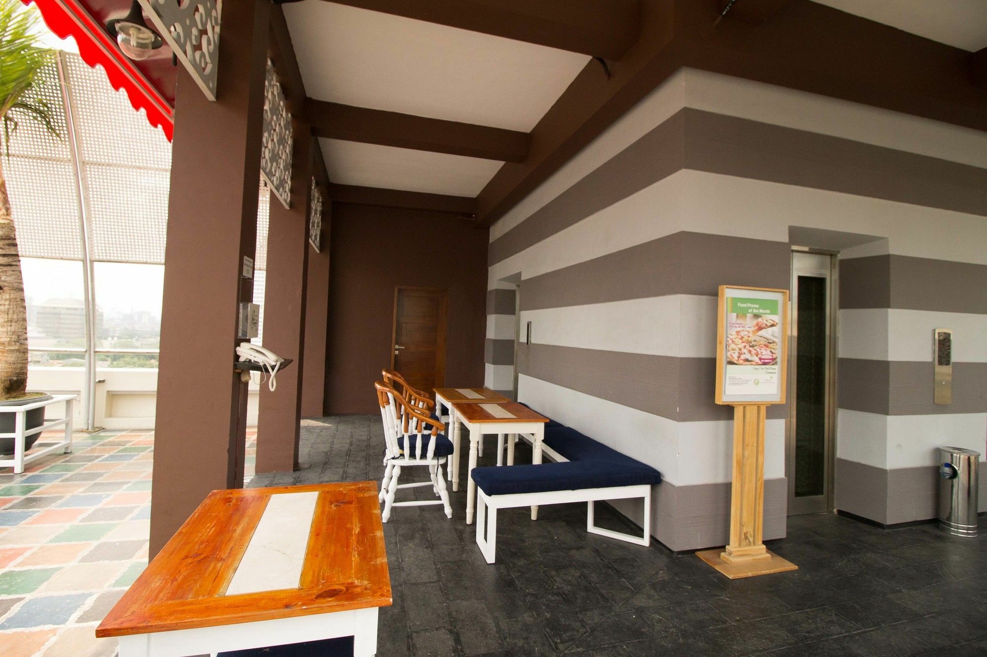 Hotel Reddoorz Premium @ Thamrin Kebon Sirih Jakarta Exterior foto