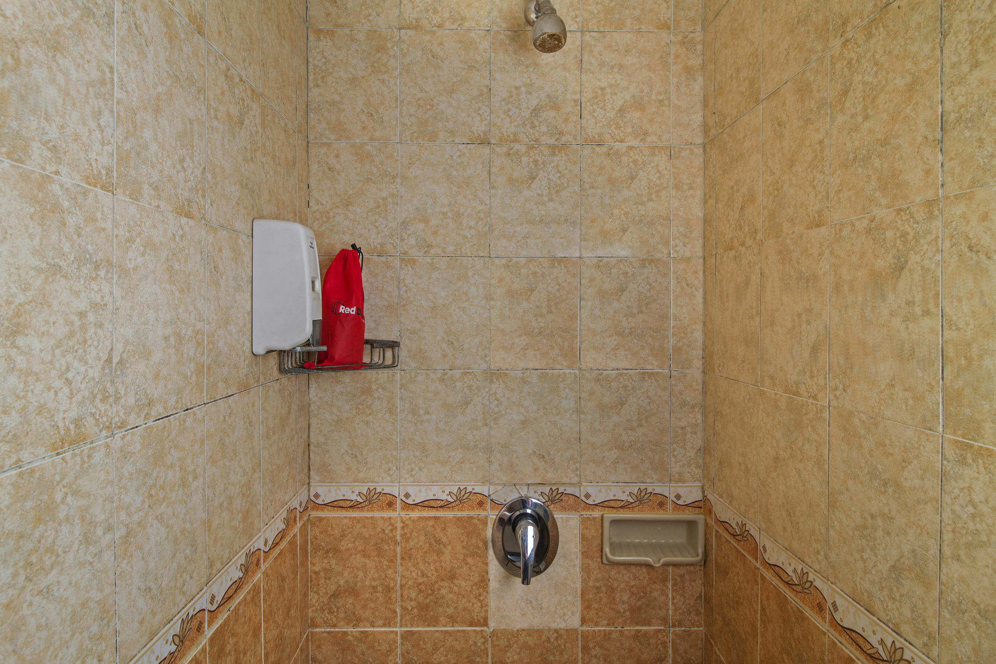 Hotel Reddoorz Premium @ Thamrin Kebon Sirih Jakarta Exterior foto