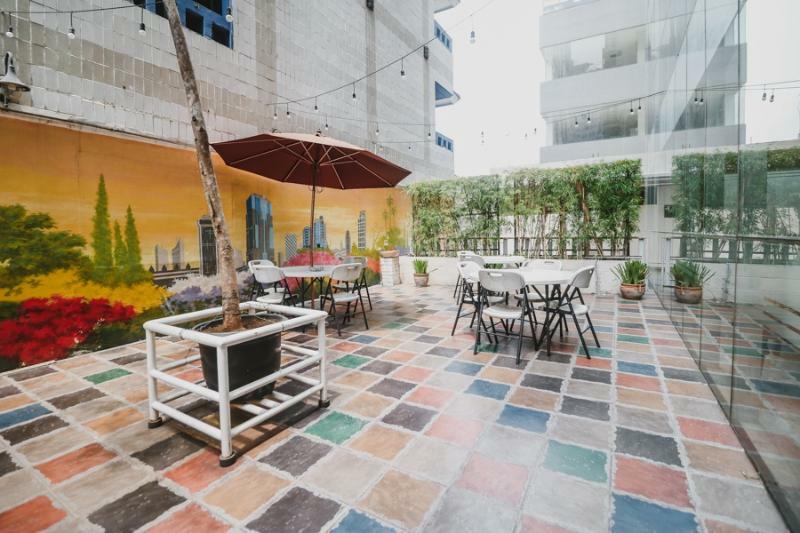 Hotel Reddoorz Premium @ Thamrin Kebon Sirih Jakarta Exterior foto