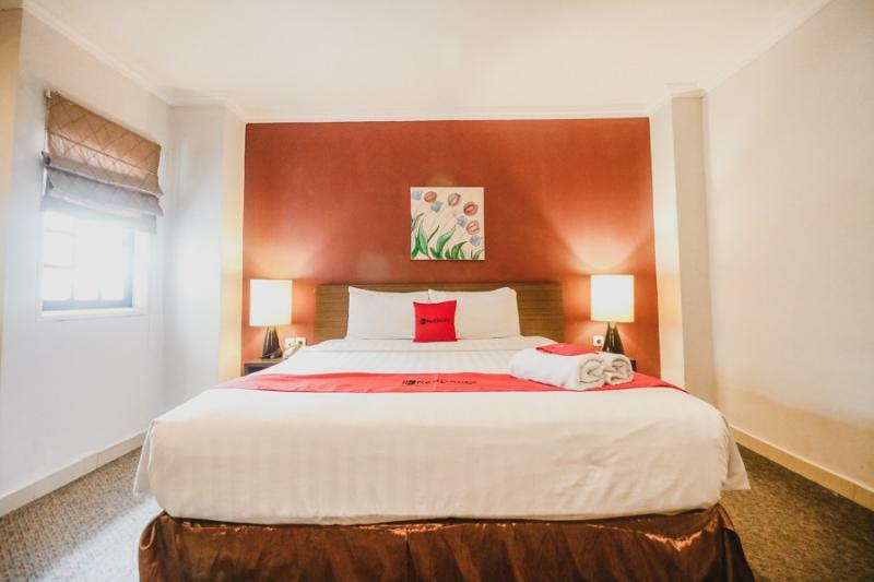Hotel Reddoorz Premium @ Thamrin Kebon Sirih Jakarta Exterior foto