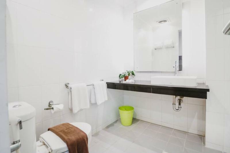 Hotel Reddoorz Premium @ Thamrin Kebon Sirih Jakarta Exterior foto